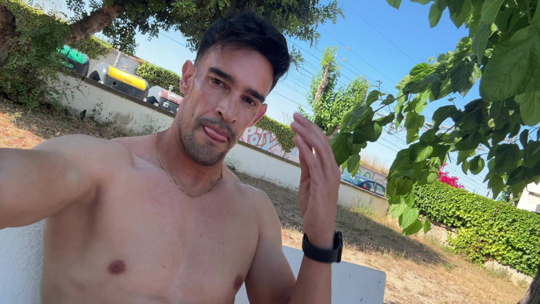 Paul Williams: Latino Sexy Se Desnuda En Parque Publico Y Es Atrapado