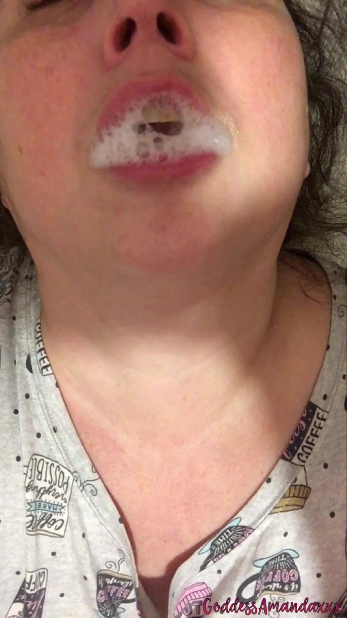 Goddess Amanda: 刮我的腋毛并吞精