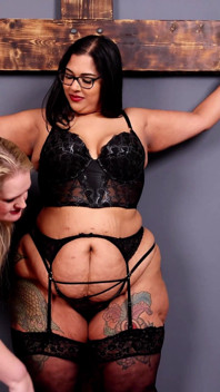 Lesbijki Niewola Femdom Zozo Przywiązany do krzyża, palcami, dokuczany i wykonany do ssania strap-on przez kochankę Becky