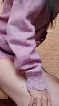 Sexo lésbico rápido na cozinha com uma cinta-