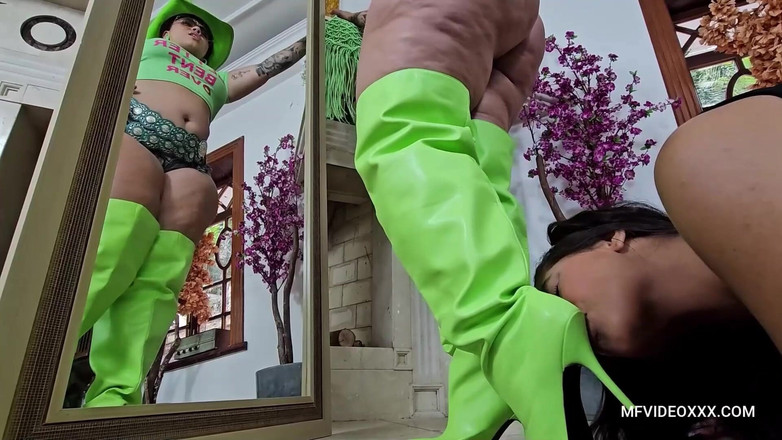 MF Feet: Surfování na otrokovi