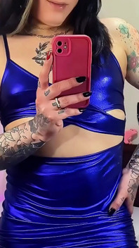 Awek transeksual Emma Ink melancap dalam pakaian dan kasut tumit tinggi