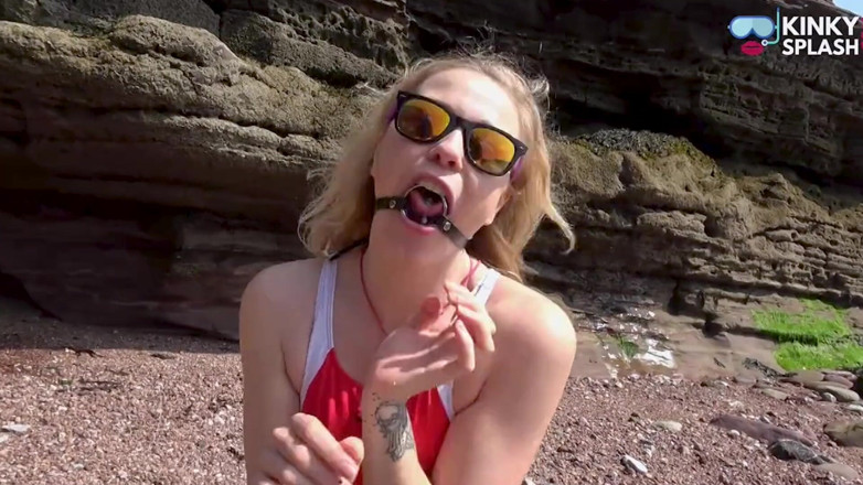UKCuteGirl Lucy Lauren: Zakneblowany na plaży kapiąc i śliniąc się w dół mój strój...
