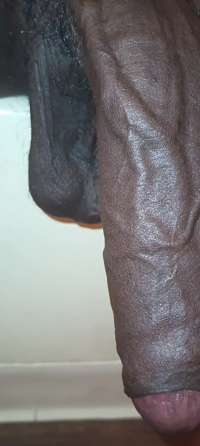 Chocolate Meat Stick: Caresse d’une grosse bite noire non circoncise avec un cock...