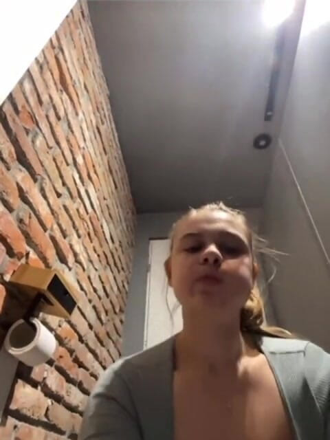 JuiceLussie: 공공 장소에서 알몸. 바이브레이터로 핫한 몸 사정. 큰 엉덩이를 깜박입니다. 핑거링 처녀 보지
