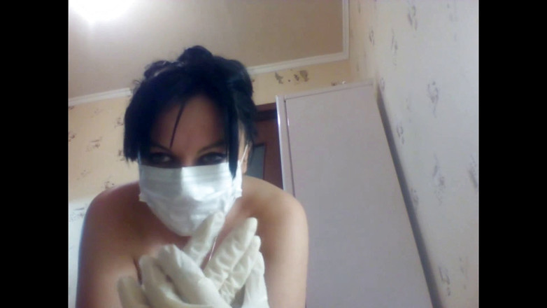 Sexy Milf: "Une doctoresse géante écrase ton corps avec ses mains « en latex » et...