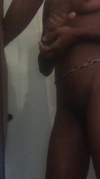 Zobacz jak murzynka nastolatka bogini bierze prysznic po fucked przez BBC Soapy Shower