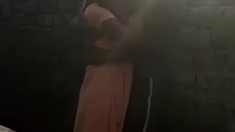 Trilokinath: Dorffreundin küsst wasser im freien im haus