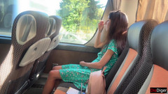 Dis Diger: 疯狂的男人在公共巴士上拿出他的鸡巴 - 但女孩不会失去她的头，并帮助他射精
