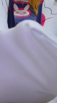 Dva Cosplay'de Seksi Tgirl'in Genişletilmiş Kesimi Cadılar Bayramında Ilk Ayakla Muamelesini Yapıyor