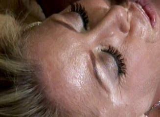 Miami Reality: Blonďatá děvka s velkým zadkem lízaná a análně provrtaná obrovským...