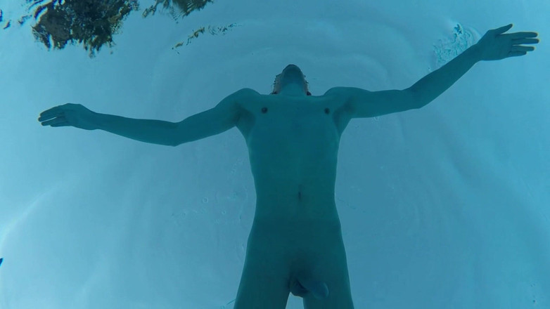 outdoor-fun: Krytý veřejný bazén Solo nesestříhaný nahý fit muž plavání