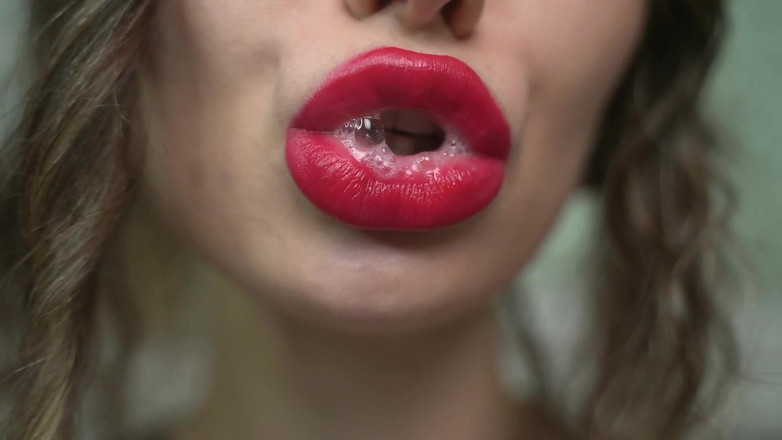 Rarible Diamond: Sexy meisje spuugt slow motion