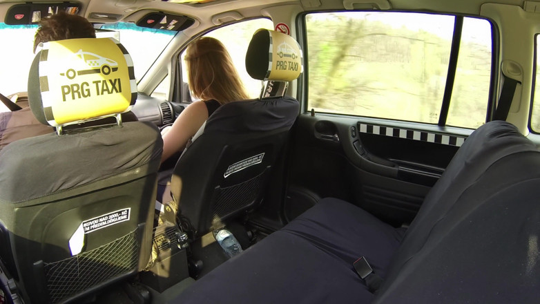 Czech Taxi: Güzellik taksinin her yerine fışkırtıyor