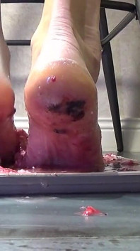 Faccio pipì nella tua torta e calpestalo con i miei piedi
