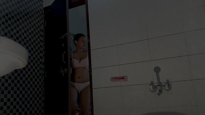 Golupaa: Ma belle-sœur desi a tout fait en se baignant