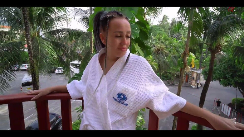 AnGelya G: Azgın üvey kız kardeş banyodan sonra yarak emiyor ve memelerine boşaltıyor -...