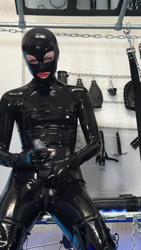 Інструкція з дрочки mistressae: тренування глибокої глотки, фістингу, плювки та сечі