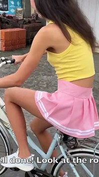 Ho ringrazio uno sconosciuto con la mia figa dopo che mi ha aiutato con la mia bici - Creampie
