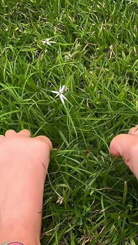 Ich lasse dich sehen, wie meine Füße am Gras reiben und drücken.