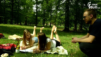 Czech Soles - foot fetish content: 낯선 사람에게 따먹히는 공원에서 맨발의 두 소녀