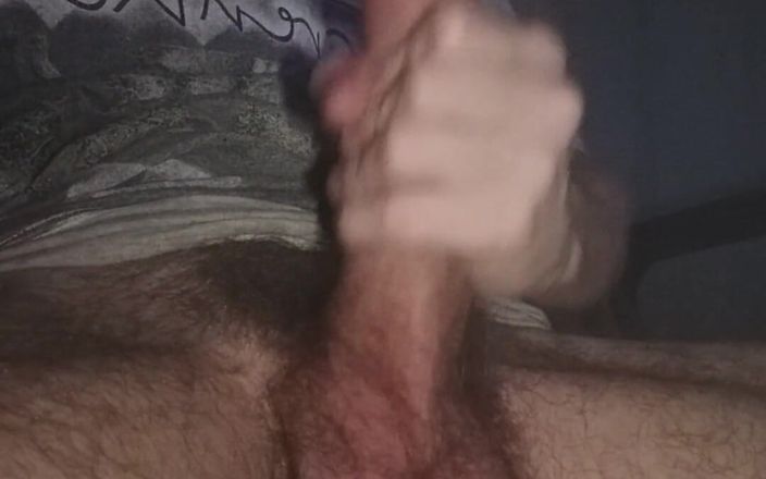 Jeddrew: Mi accarezzo il cazzo sotto la camicia e sborro un...