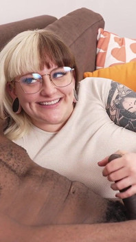 Bölünmüş dilli gotik pawg Pennie Layne mastürbasyon yaparken meme uçlarını yalamayı seviyor! Pennie layne meme ucunu yalıyor elle muamele