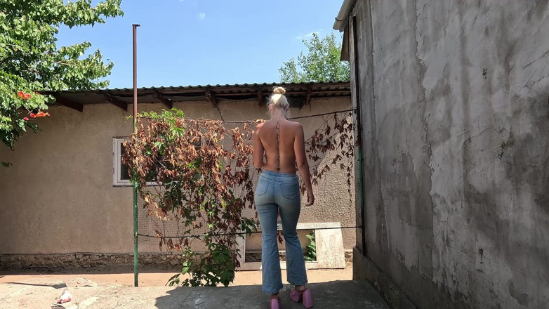 HotPrincessUA: Natte spijkerbroekschaam: wanhopig topless meisje plassend