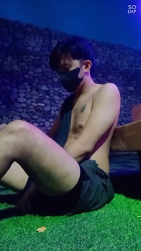 Asiatischer Twink Im Freien Sitzung Mit Cumshot