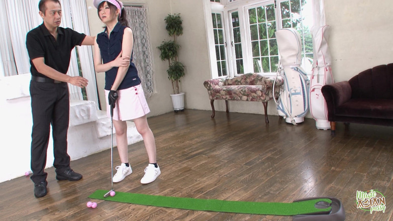 Magic Asian Pussy: Pršelo, takže musela trénovat golf uvnitř domu a později kouřit...