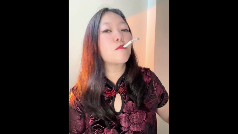 Smoking Asian: Chainsmoking asiatische MILF WICHsanleitung: lobt und belohnt meinen Rauchsklaven mit 4...