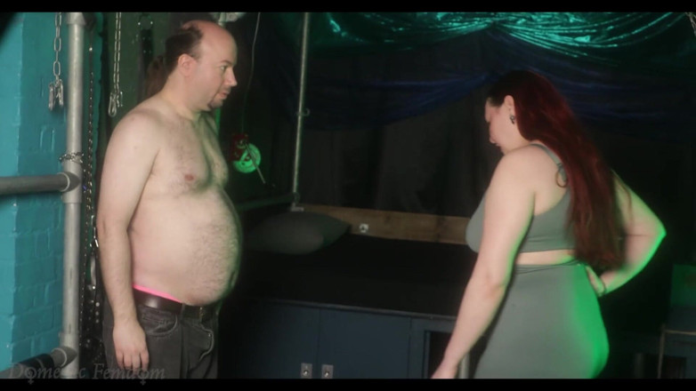 Domestic femdom: Divine domino distrugge la debolezza delle mutandine rosa