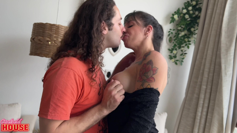 CuckoldHouse: Ця наречена з великим клітором любить секс з чоловіками поза її стосунками