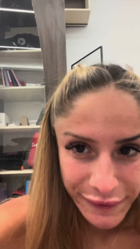 18-jährige Italienische Webcam-star Blondine Macht Footjob Mit Langen Socken an Einem Riesigen Schwarzen Dildo