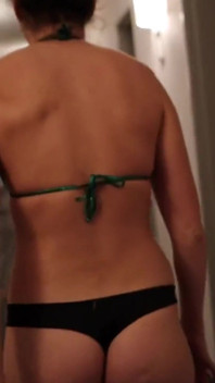 Ateşli orta yaşlı seksi kadın suana sakso çekiyor