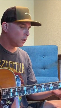 Duke Silver zingt gekke wereld het is een behoorlijk triest lied omdat met live in een zeer trieste wereld