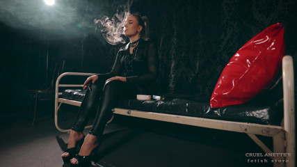 Cruel Anettes fetish world: Um cigarro após punição