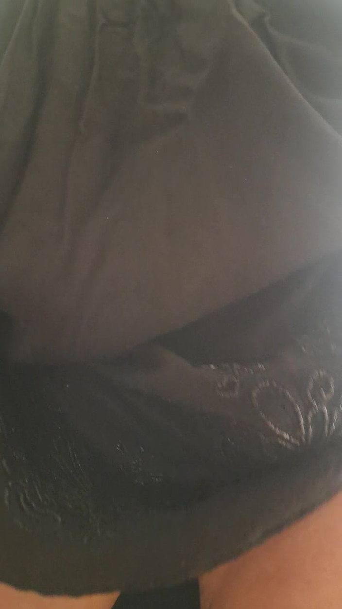 Mommy big hairy pussy: Tirando su il vestito per mostrare la figa pelosa