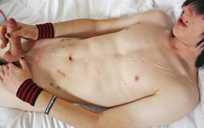 Rocker Boyz: Big Dick Emo Boy wytryskuje i szarpie