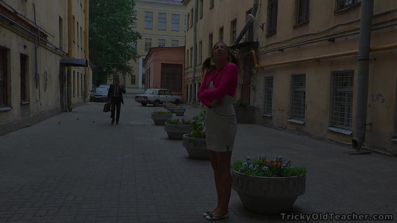 Tricky Old Teacher: 발정난 학생에게 펠라를 해주고 보지를 따먹는 엄격한 교사