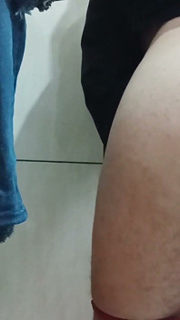Mostrando mi pequeño culo a mi padrastro - subtitulado porno