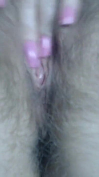 Milf chorrea mucho de su coño peludo