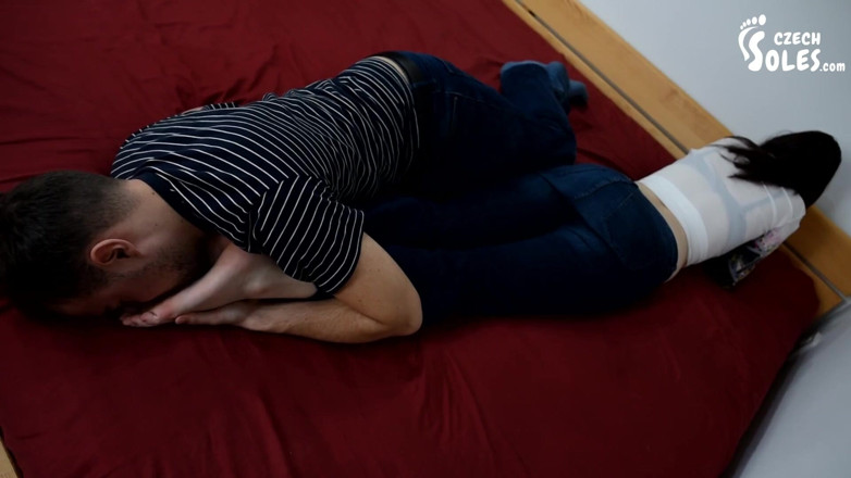 Czech Soles - foot fetish content: Dita citește în liniște și șosetele ei tentante mirositoare