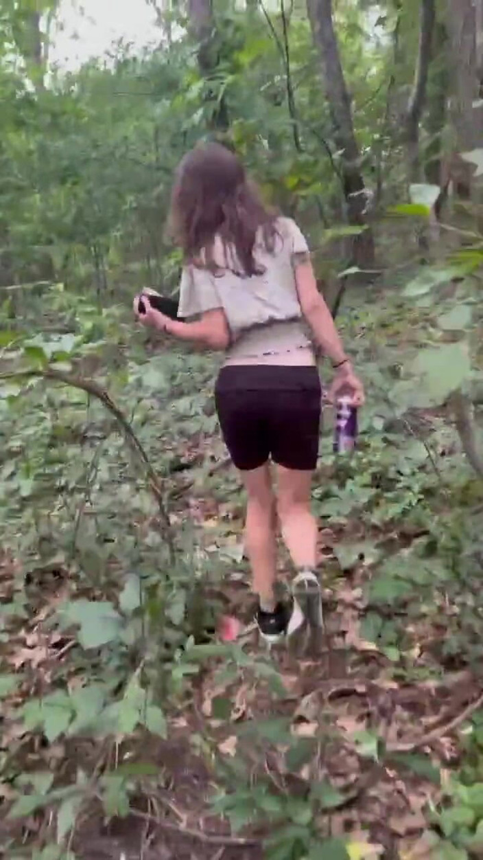 J13D75: Dans les bois avec une skank un creampie pour un...