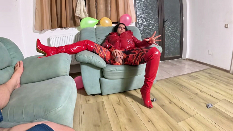 MilfyCalla: Penghinaan MILF bawahjaket merah dominan. Ereksi yang gagal, dildo besar...