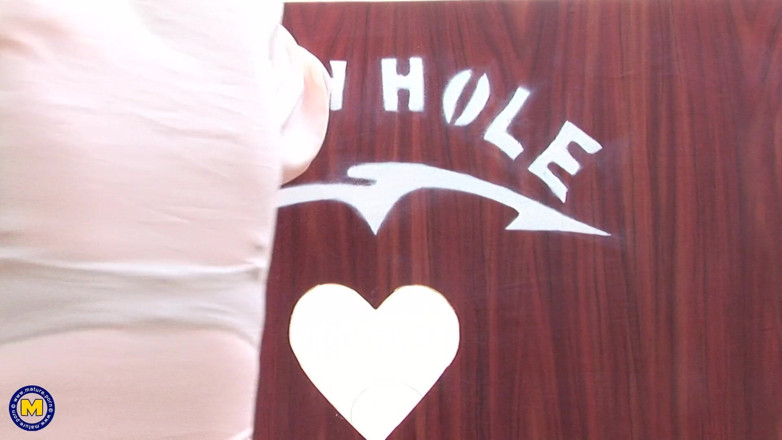 Mature NL: Kinky Mature Lady Looking Through a Gloryhole