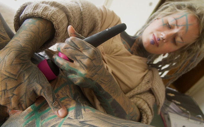 Anuskatzz: Getatoeëerd meisje wordt in het openbaar anaal geneukt - orgasme en...