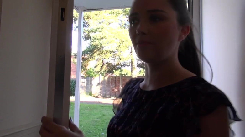 Family Fuckers: 大きなお尻のブルネットと小さなおっぱいはソファの上で激しく砲撃