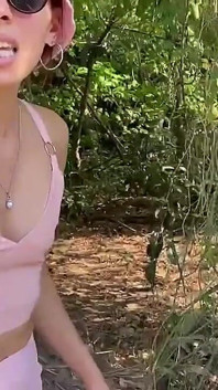 Mengongkek rakan sekelas saya di dalam hutan sehingga saya creampie pepeknya