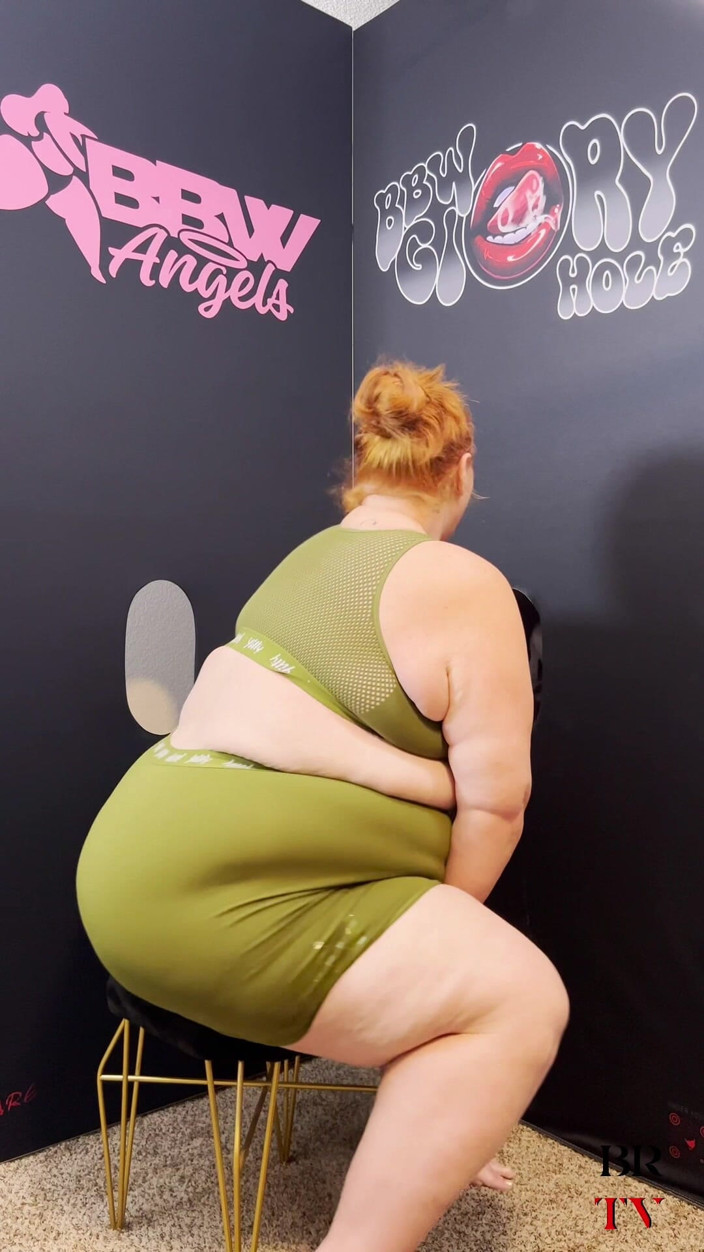 Blvck Rose TV: SSBBW Julie Ginger dostane výstřik na obličej od cizince u...